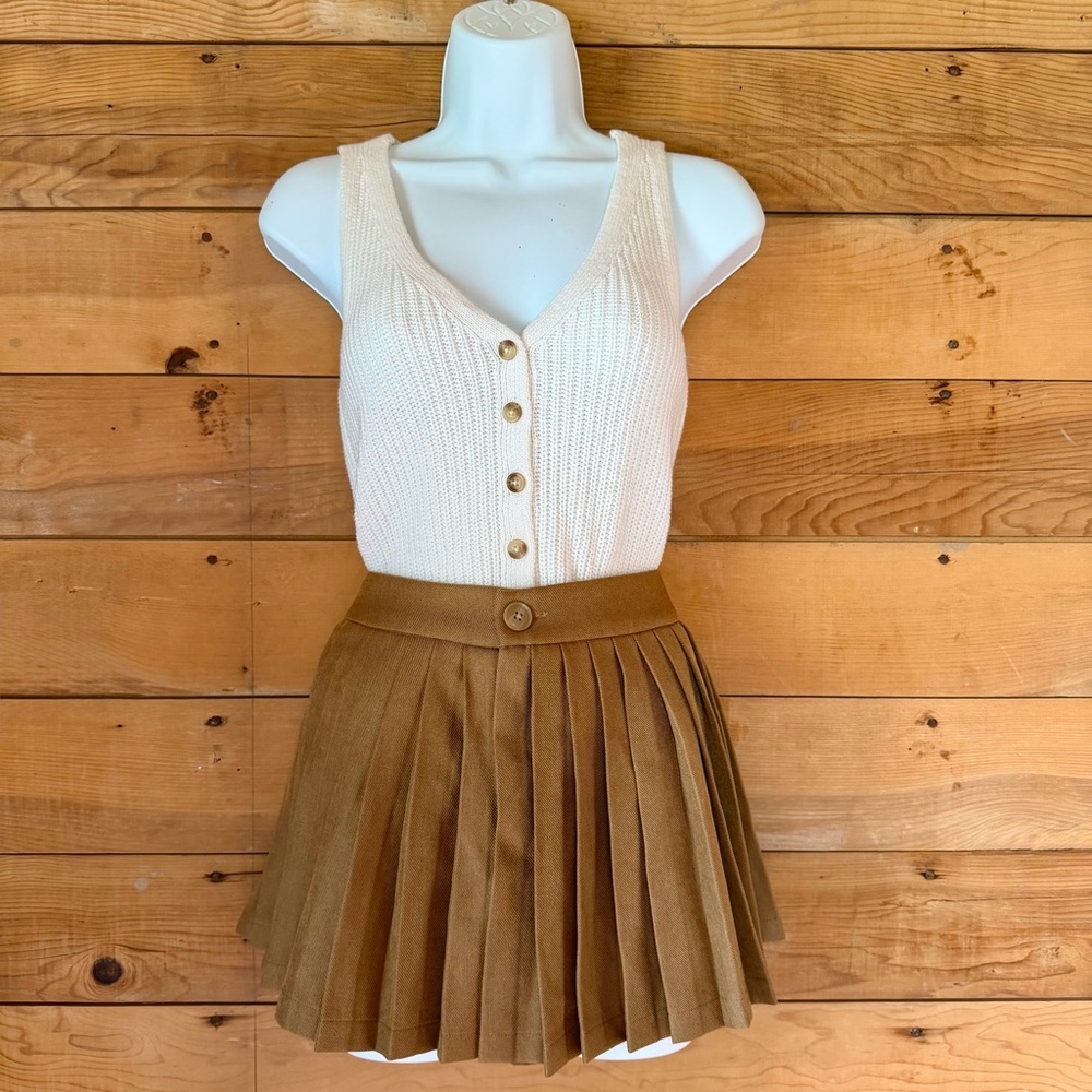 COCOBEBE | Pleated Mini Skirt in Camel - size L (fits like a medium 4/5)